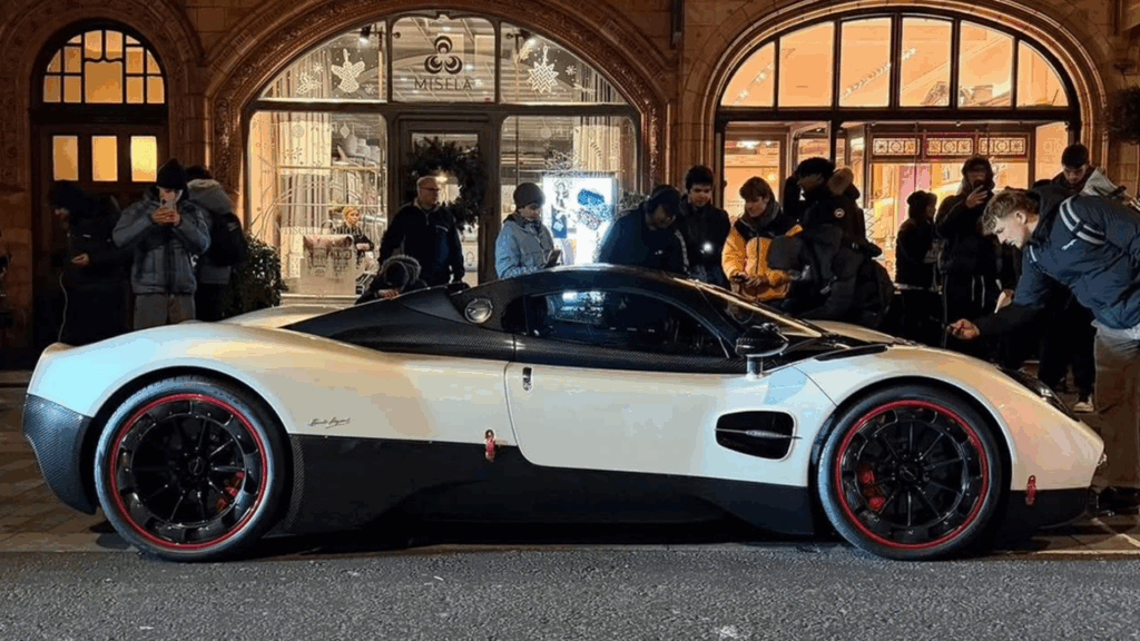 This $4 Million Pagani Hypercar Was Parked on a London Street, and It Instantly Became a Tourist Attraction 2 pagani utopia cinque