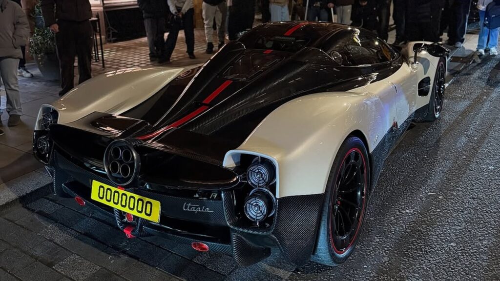 This $4 Million Pagani Hypercar Was Parked on a London Street, and It Instantly Became a Tourist Attraction 3 pagani utopia cinque