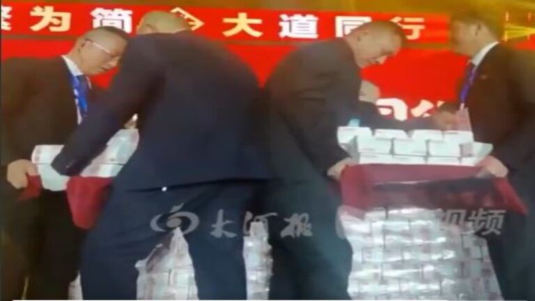 (Video) Chinese CEO Puts $26 Million in Cash on Tables and Tells 7000 Employees, 'Take What You Can' 5 Chinese CEO generous cash handout